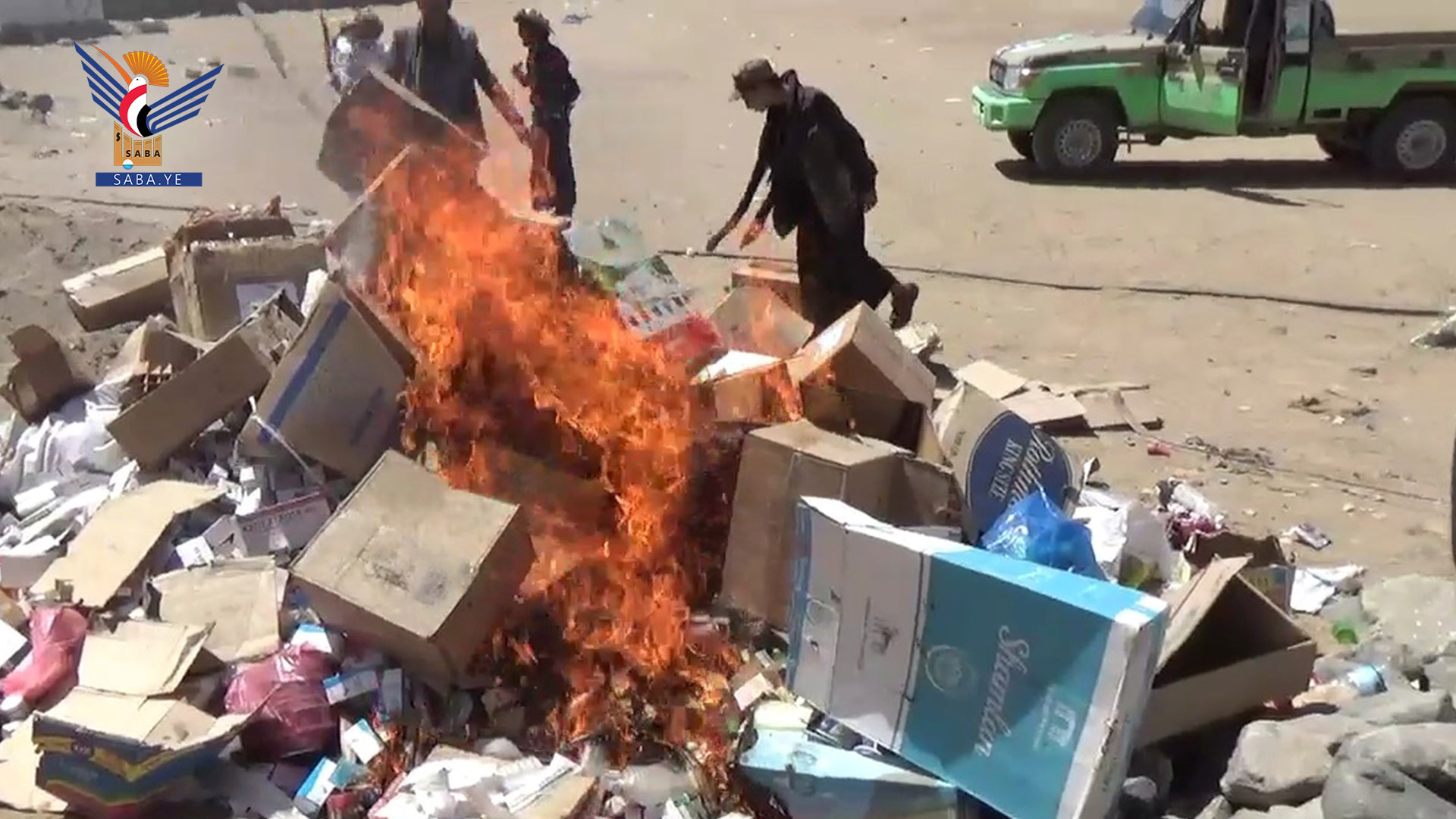 إتلاف ثلاثة أطنان مواد غذائية وأدوية منتهية في مديرية الجوبة بمأرب